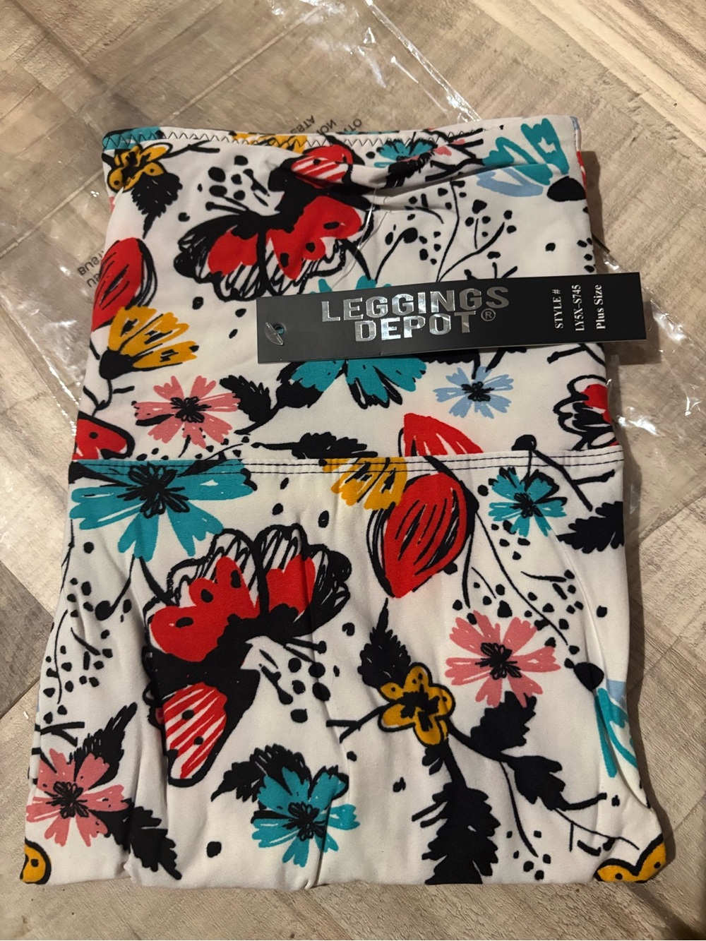 *Plus Size OS fits 14-22* NWT White Floral Leggings with Multicolor Blooms